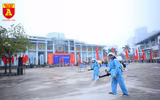 Tân binh đeo khẩu trang, kiểm tra thân nhiệt trong ngày nhập ngũ